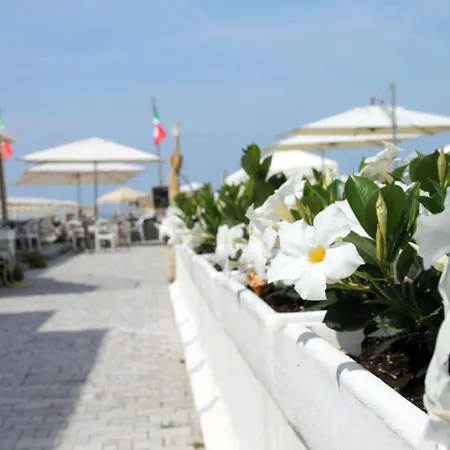 Lido Blu - Beachfront & Apartament *